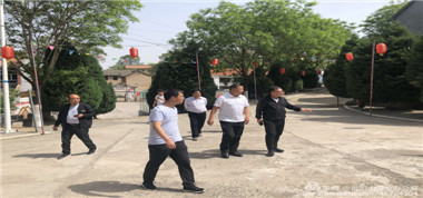 首陽山煤業(yè)董事長(zhǎng)竇金山、辦公室主任郭軍深入上黨區(qū)西火鎮(zhèn)十泉嶺村開展振興、建設(shè)鄉(xiāng)村旅游幫扶對(duì)接工作