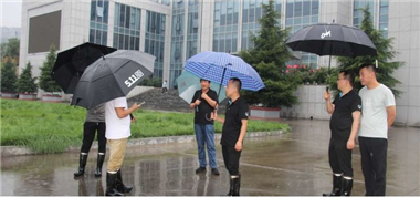 【雨季巡查不松懈 筑牢防汛安全網(wǎng)】 首陽山煤業(yè)扎實開展防汛雨中巡查工作