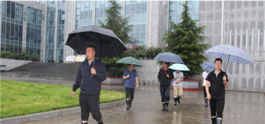 不忘初心，縱使大雨磅礴；砥礪前行，安全不可松懈。