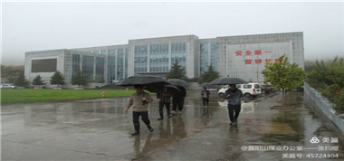 冒雨巡查不放松，筑牢安全防線